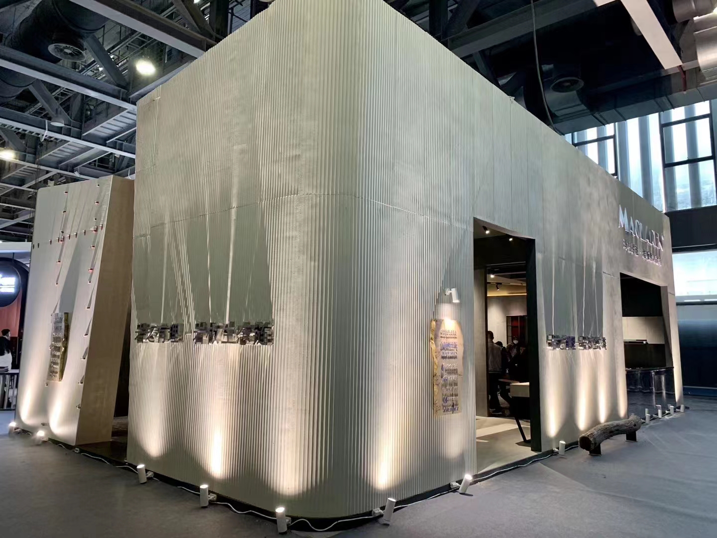 Client-supplied exhibition installation using a continuous lined architectural surface